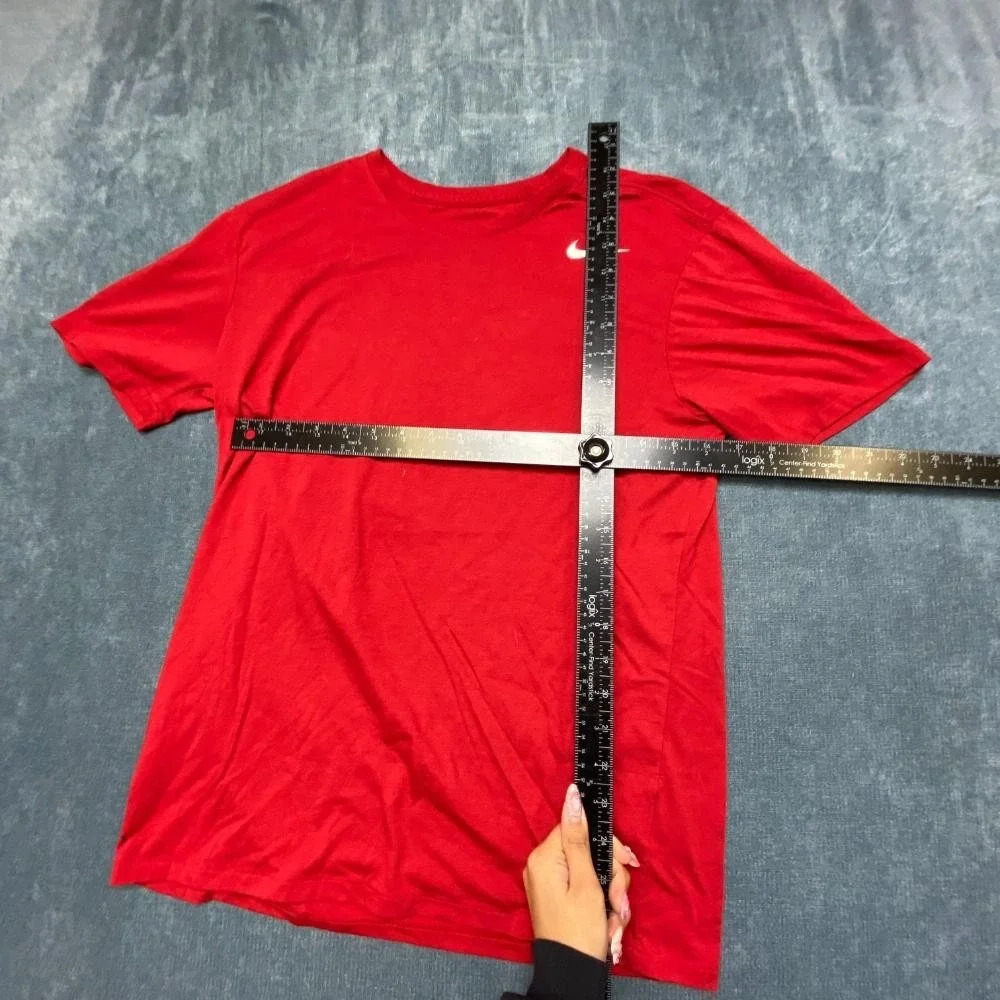 Nike Dri Fit T-Shirt Mens Medium Red Athletic Cut Swoosh Logo Travel Casual Tee